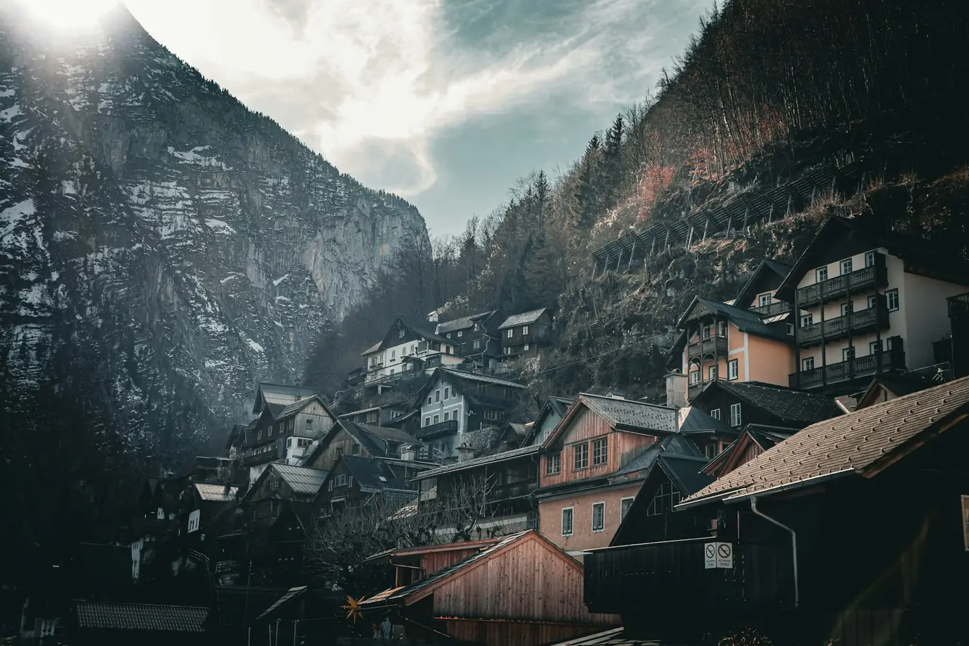 Bergdorp in Oostenrijk met bergen op de achtergrond