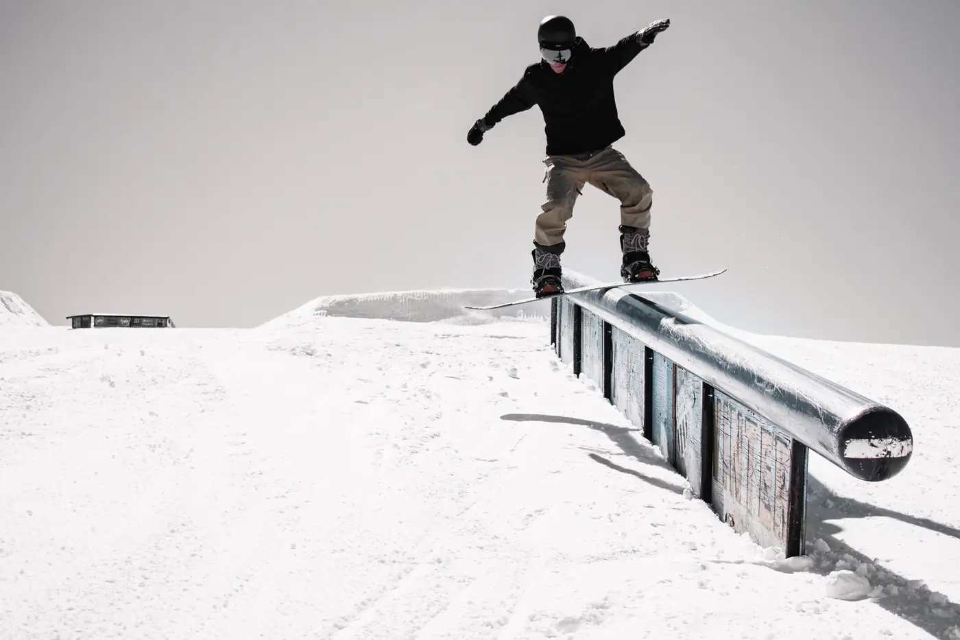 Snowboarder maakt een railtrick in een sneeuwpark