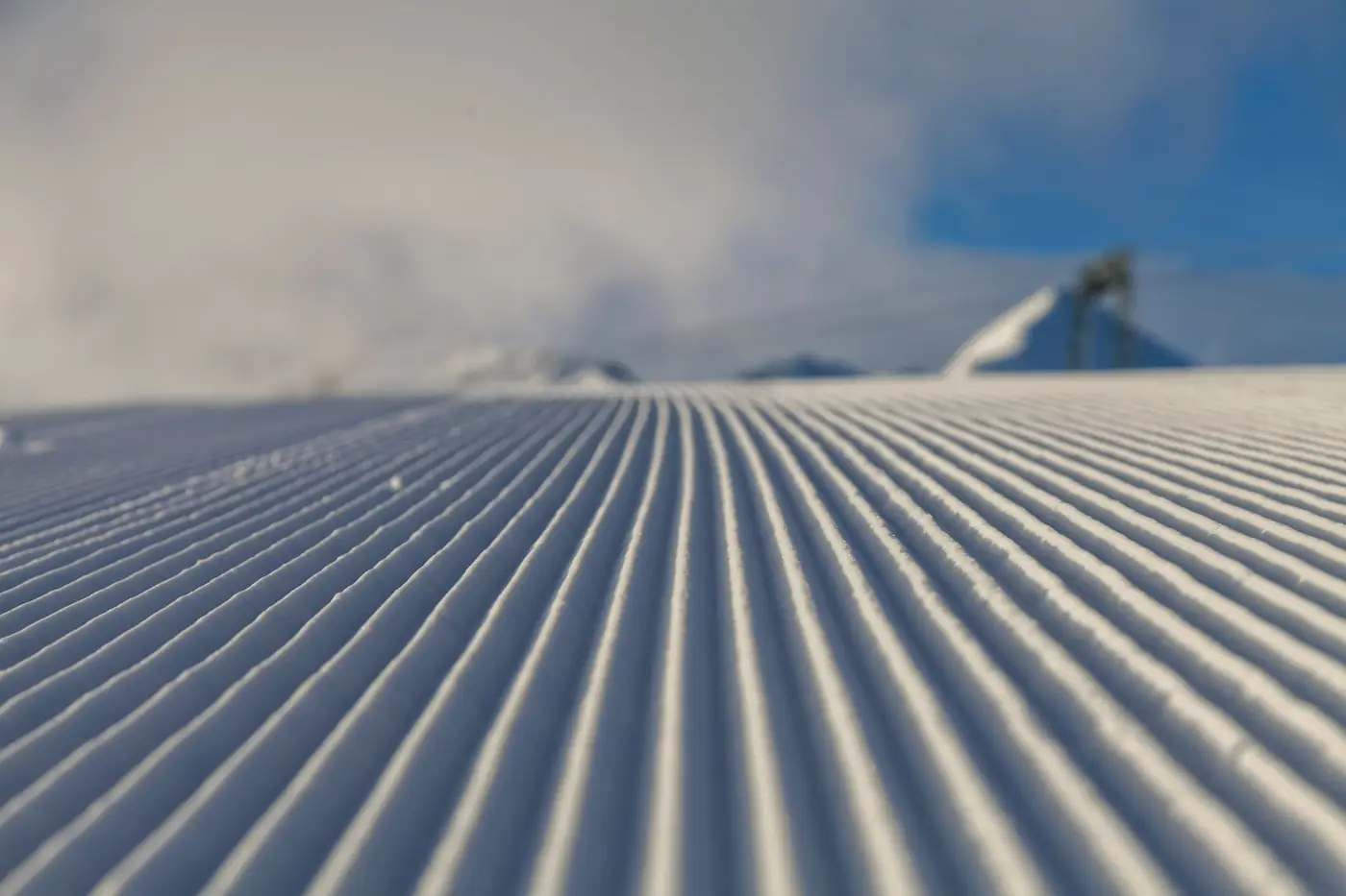 Vers geprepareerde skipiste onder een heldere winterlucht