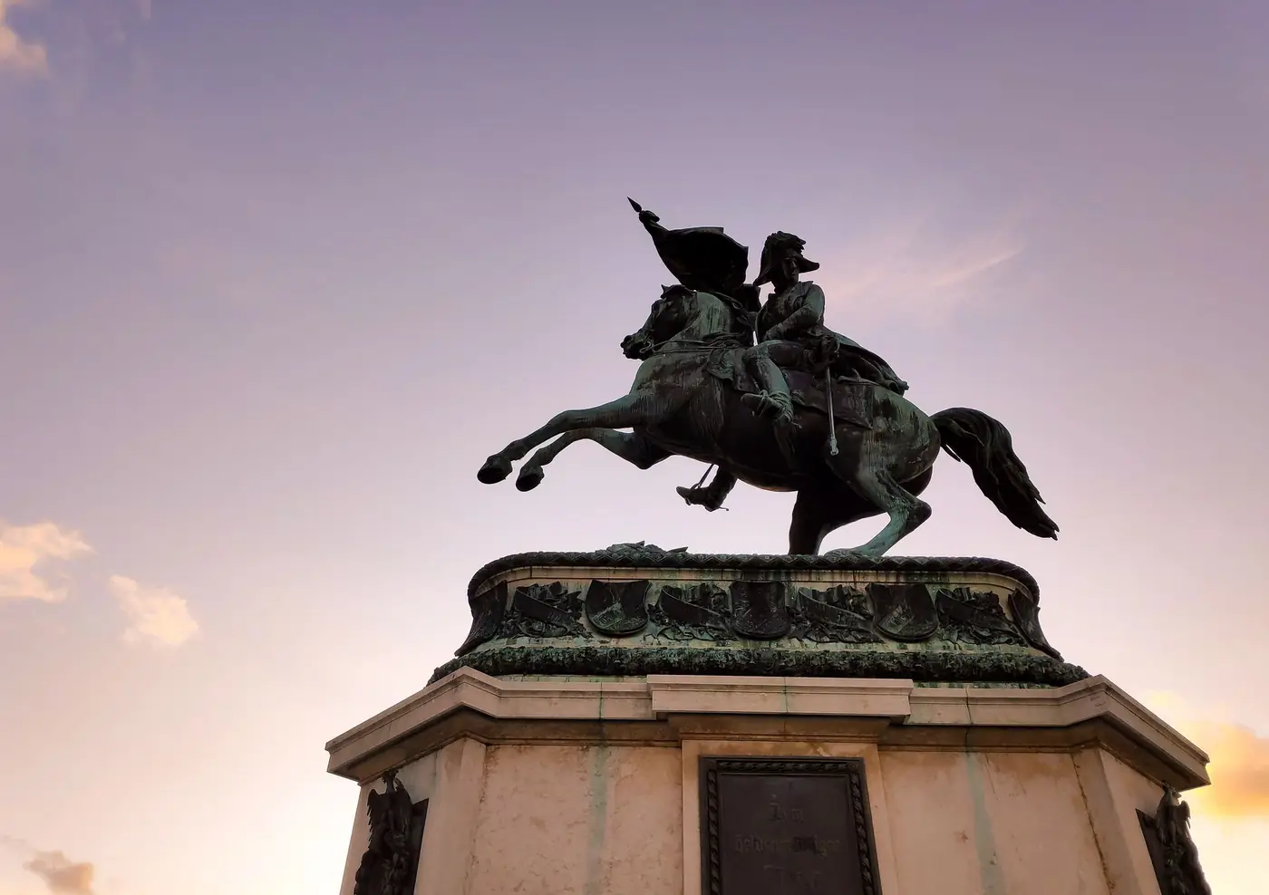 Ruiterstandbeeld op het Heldenplatz in Wenen bij schemering