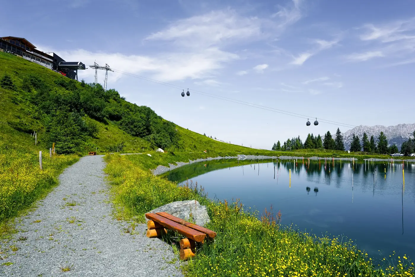 Zonnig alpenmeer met bergen en een kabelbaan op de achtergrond in de zomer
