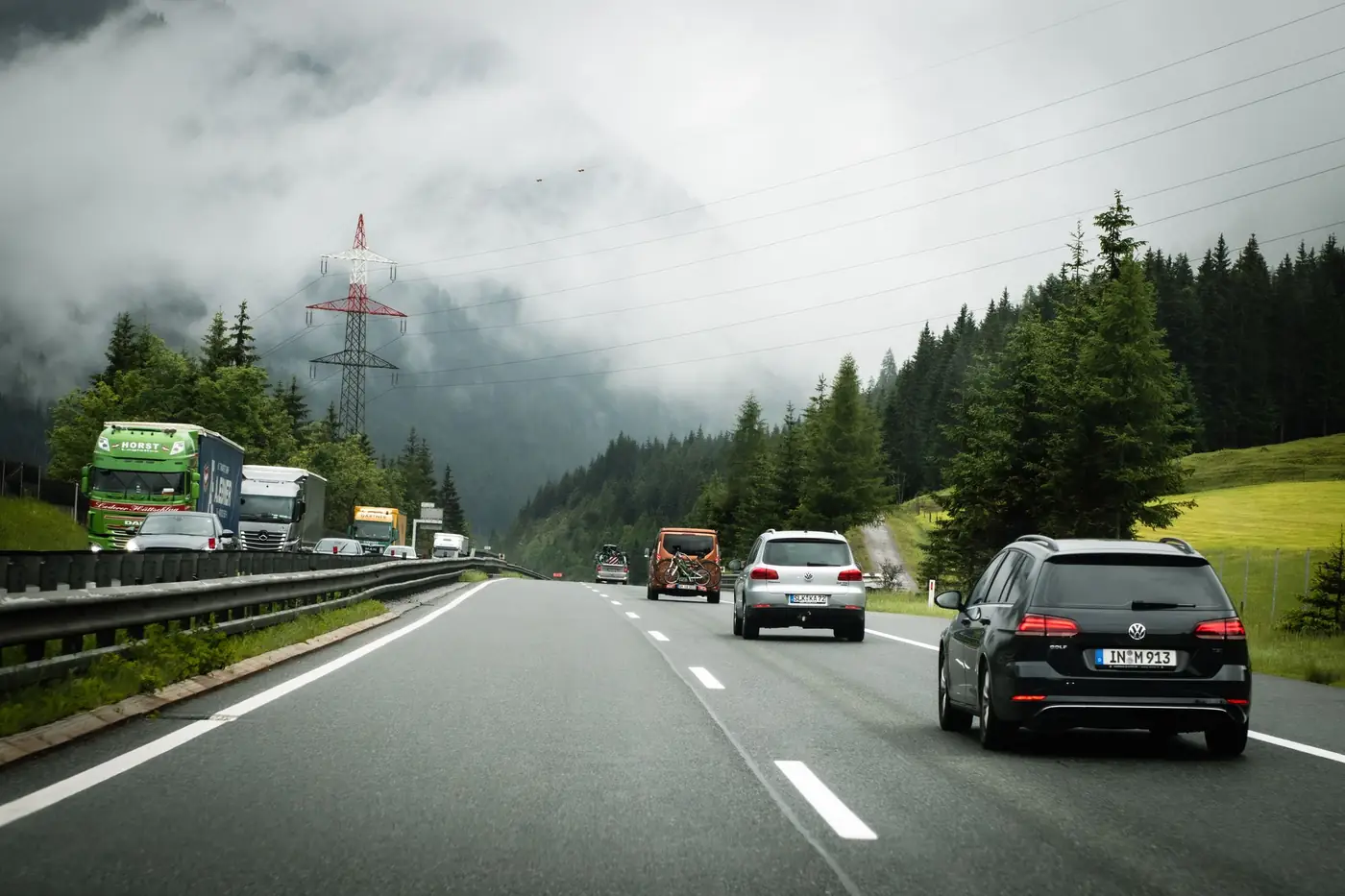 Auto's op een snelweg door de Oostenrijkse Alpen in de mist