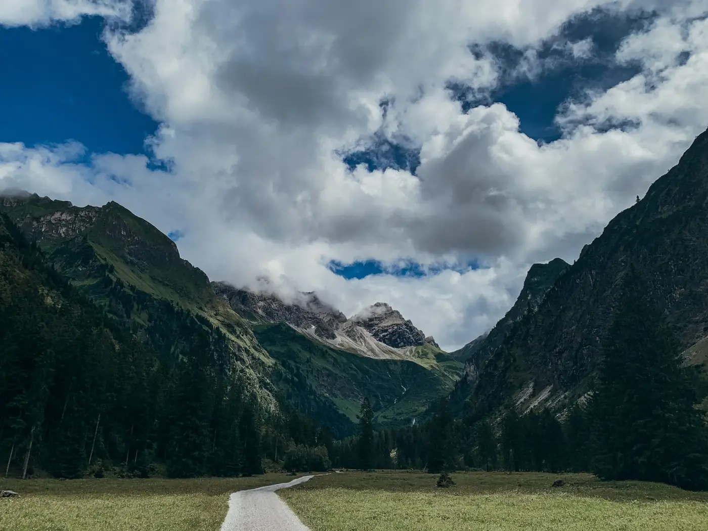 Wandelpad tussen de bergen in Tirol met bewolkte lucht