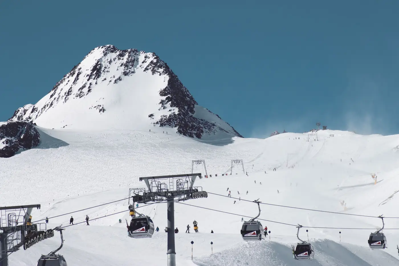 Kabelbanen bij besneeuwde bergen in de Alpen