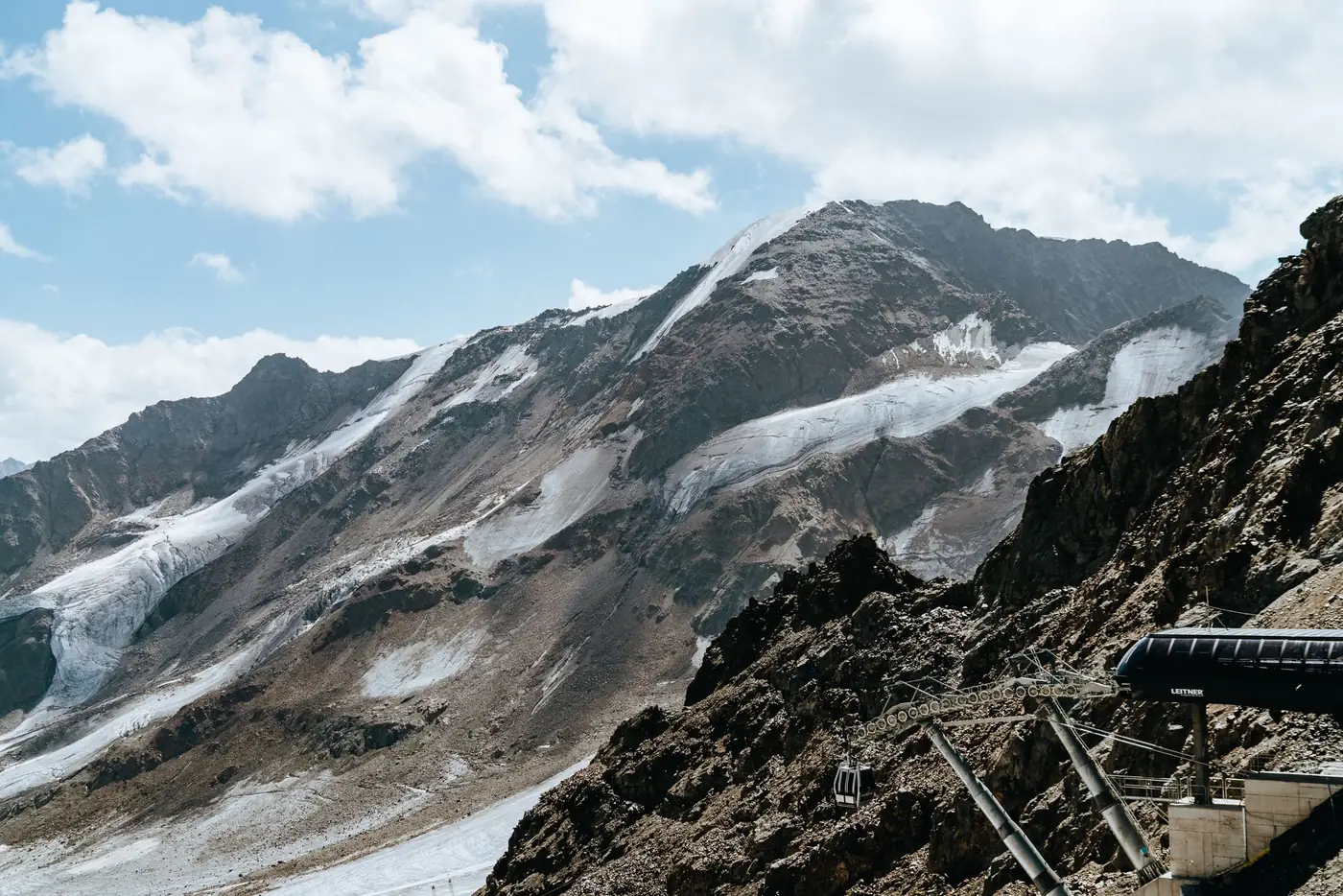 Kabelbaan met cabines over een rotsachtig berglandschap