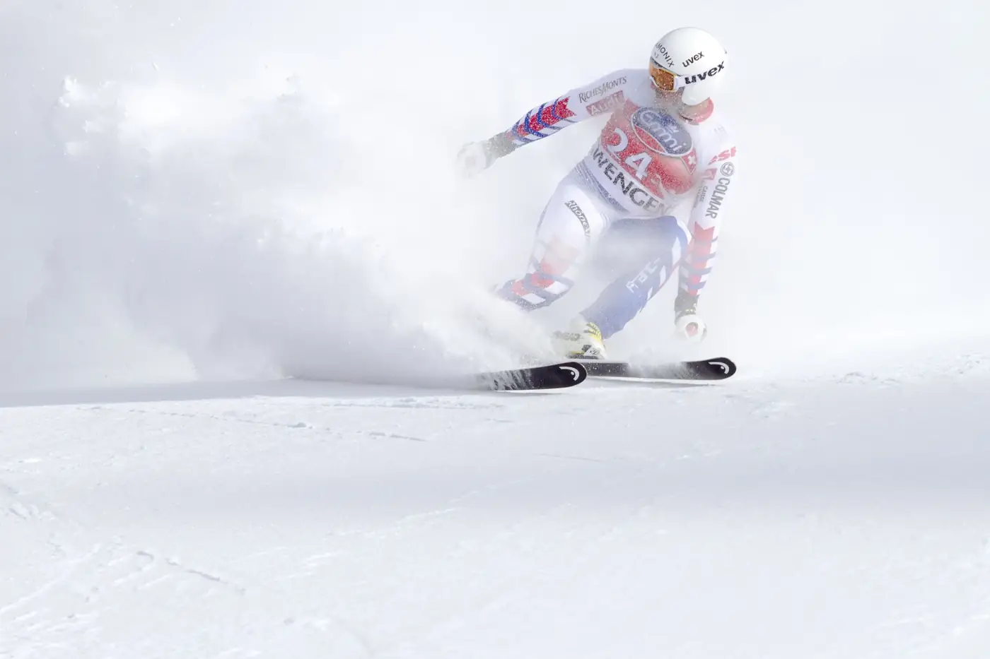 Skiër in volle vaart op een besneeuwde piste