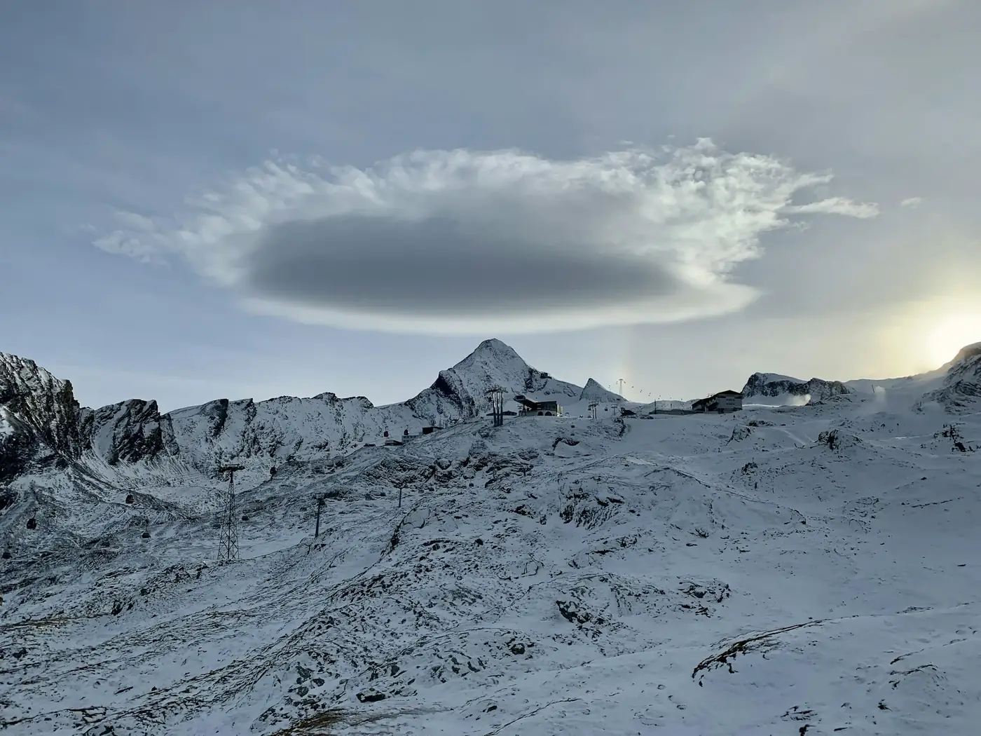 a nice and surprising view at the end of the day at Kitzsteinhorn when a fluffy cloud sat on the top of the peak.