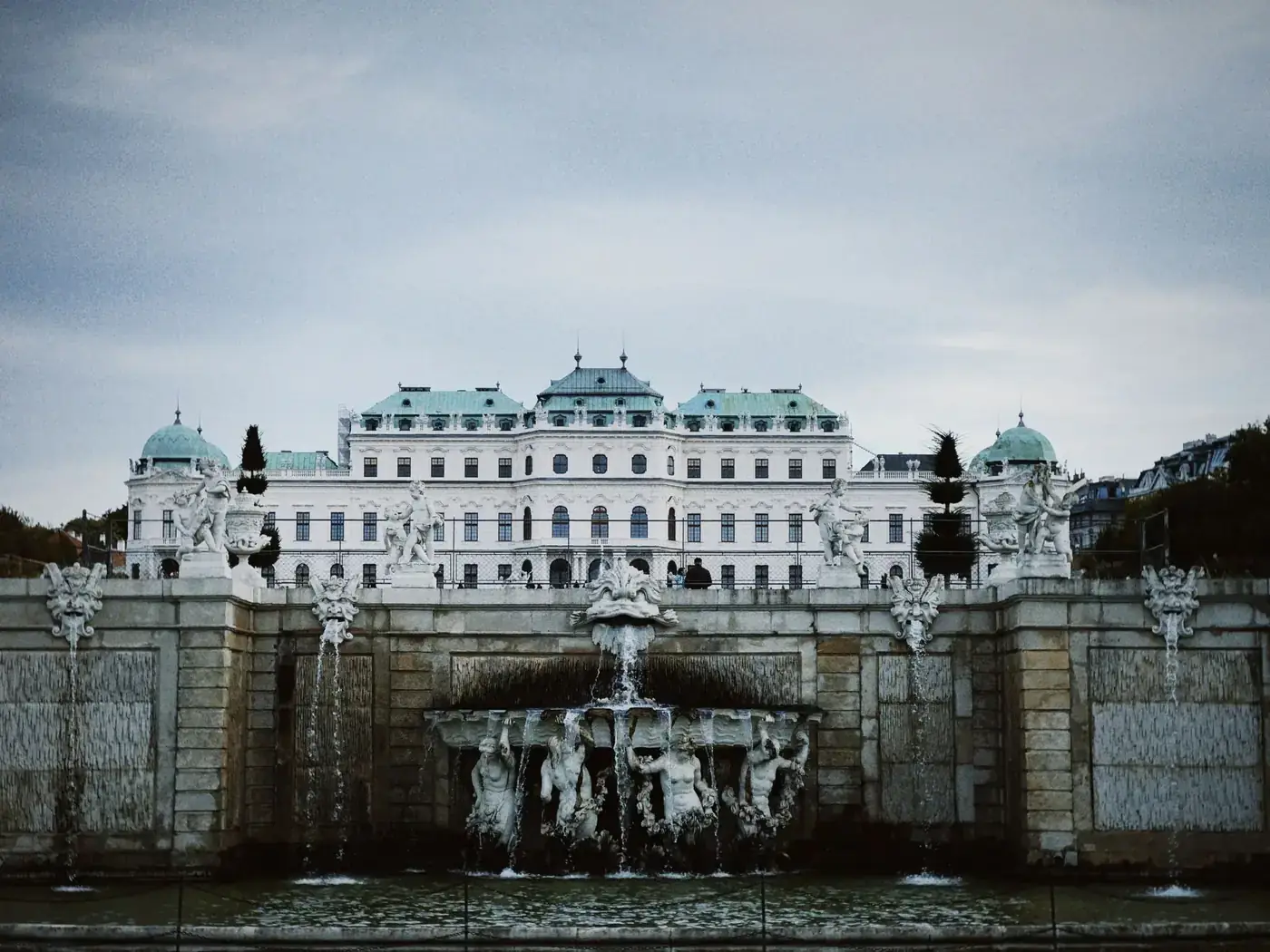 Elegant view of Vienna's Belvedere Palace and fountain showcasing Baroque architecture.
