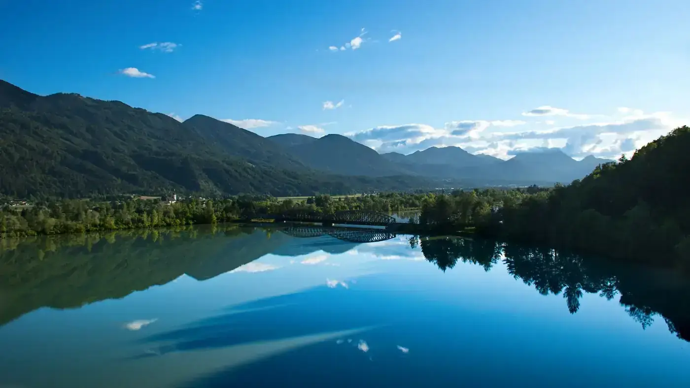 Breathtaking view of a serene lake and mountains in Kärnten, Austria.